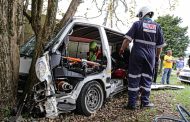 Taxi crash into tree in Kloof leaves twelve injured and one entrapped