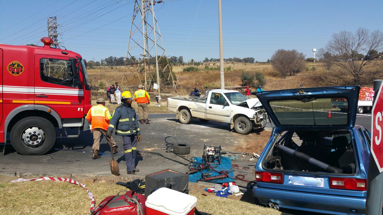 Krugersdorp head-on crash leaves one injured and one dead