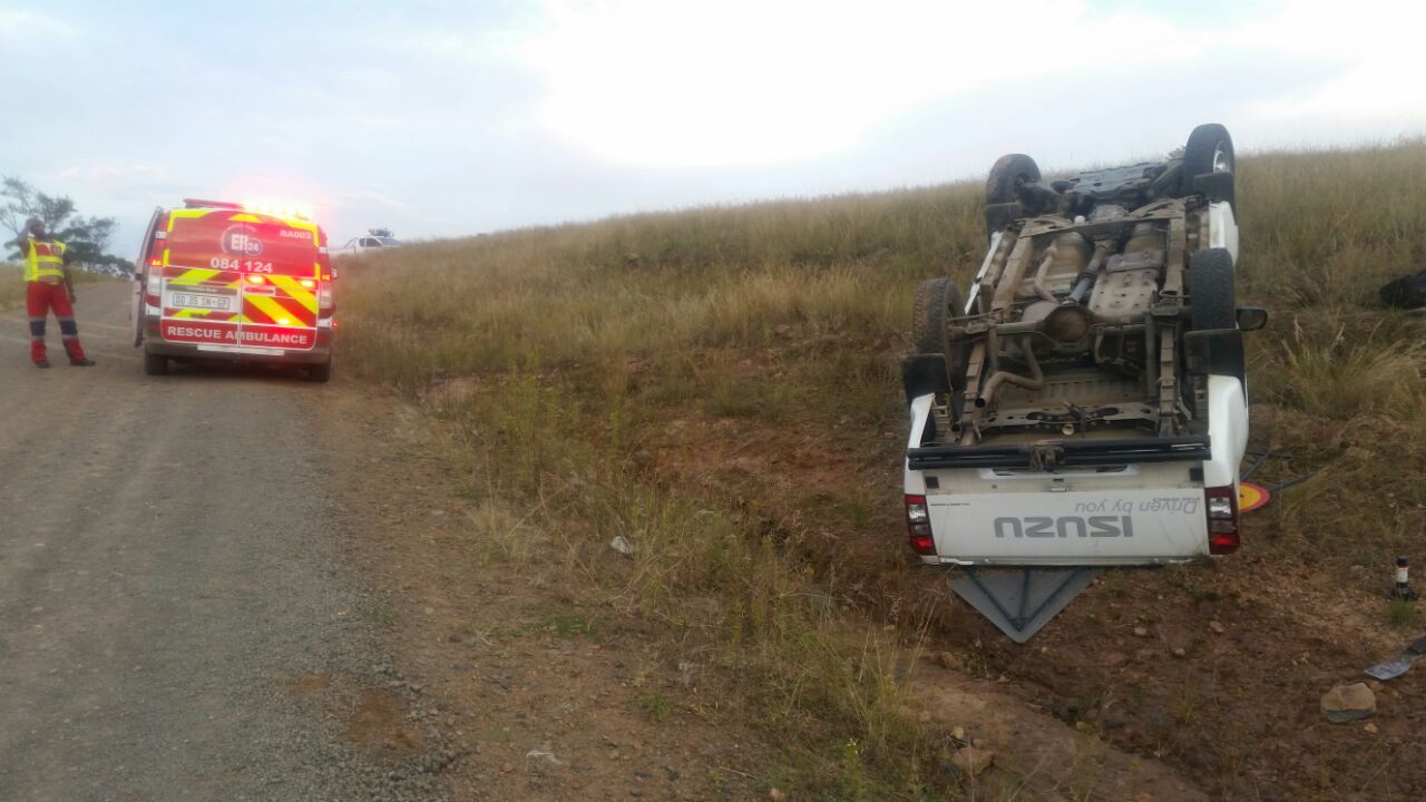 Bakkie rolls injuring three, Marrionhill