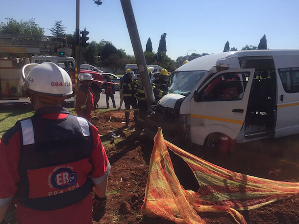 Taxi driver & 10 others injured after crashing into a light pole, Randburg