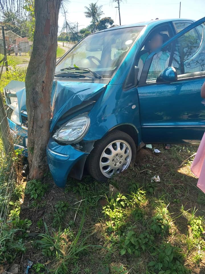 Vehicle crashed into tree in Verulam