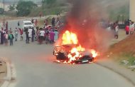 Suspects assaulted and their getaway vehicle burnt by an angry mob in Waterloo