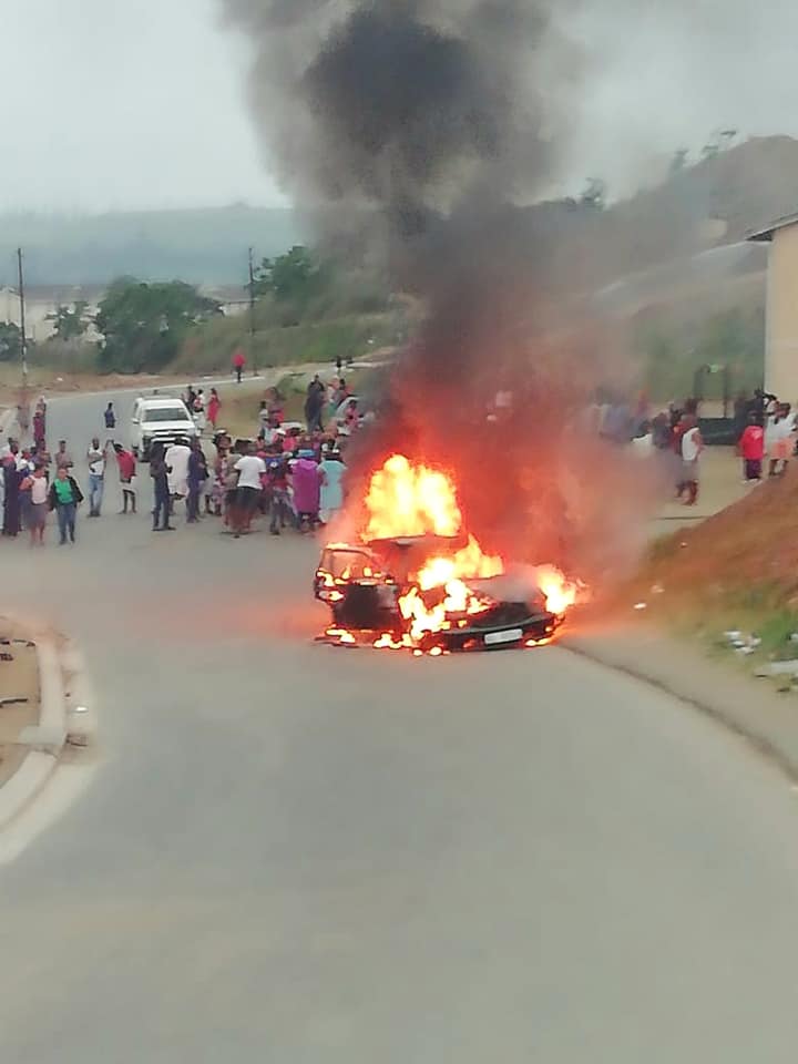 Suspects assaulted and their getaway vehicle burnt by an angry mob in Waterloo