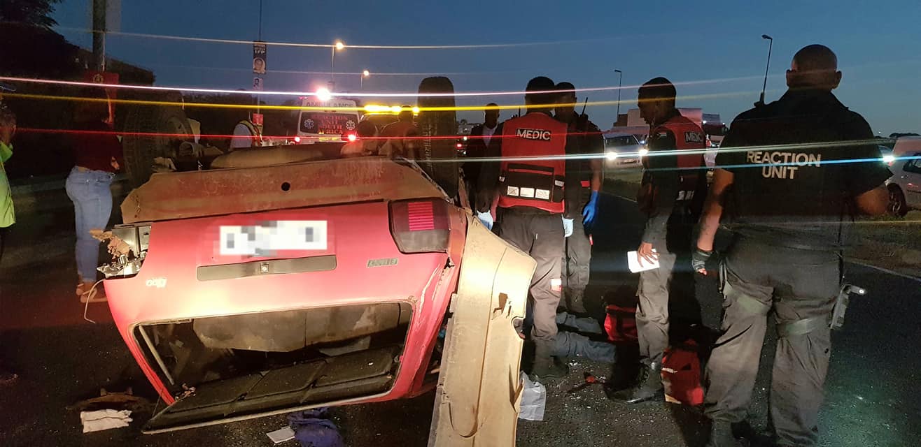 Driver injured in vehicle rollover after crash on the R102, Verulam