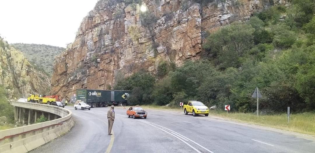 Traffic delayed during vehicle recovery on the R37 at Choenespoort.