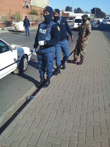 Military assists police at vehicle checkpoint in Bloemfontein