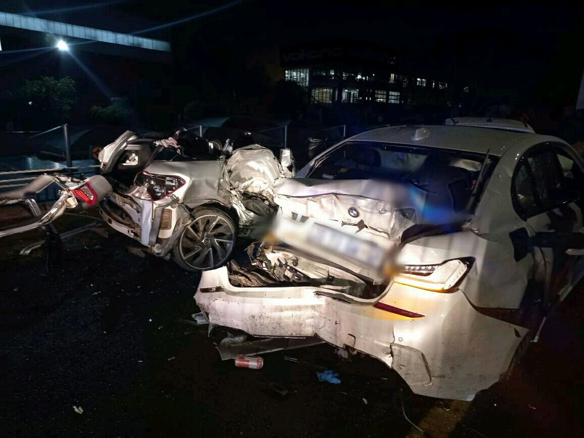 Two light motor vehicles collide on the N3 near London Road.