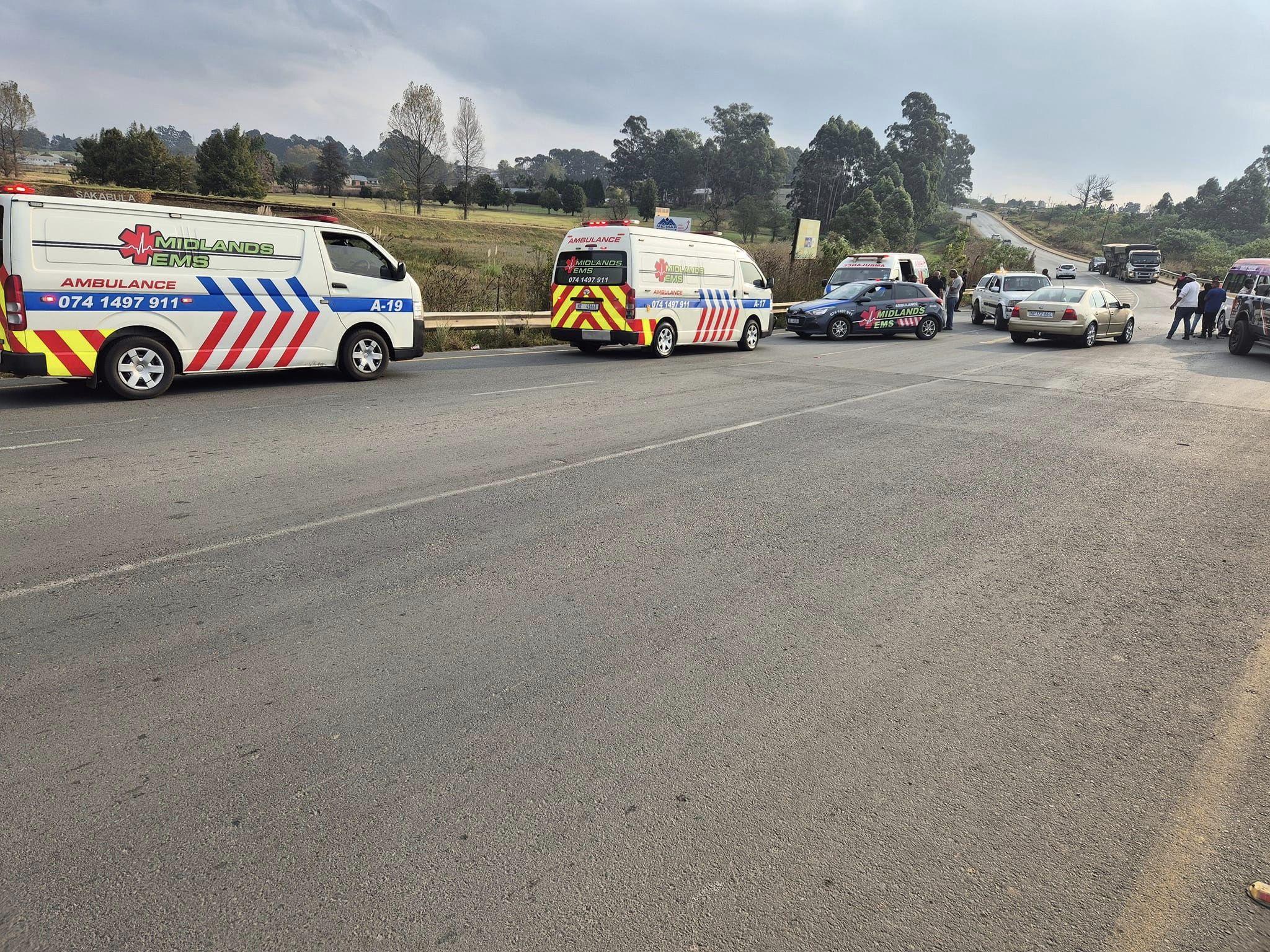 Taxi and car collide, leaving four injured on the R617 intersection