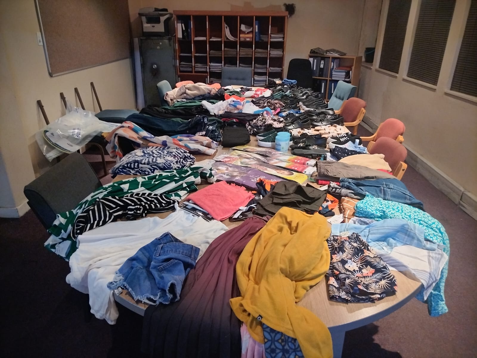 SAPS detains suspects for the possession of suspected stolen clothing worth R25 000 in Paarl