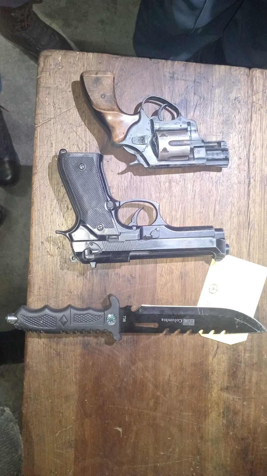 One suspect was arrested for the illegal possession of firearms and possession of a dangerous weapon in Delft