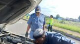 Provincial Commissioner of the Police in Gauteng, Lt Gen Tommy Mthombeni is leading from the front at a roadblock in Roodepoort