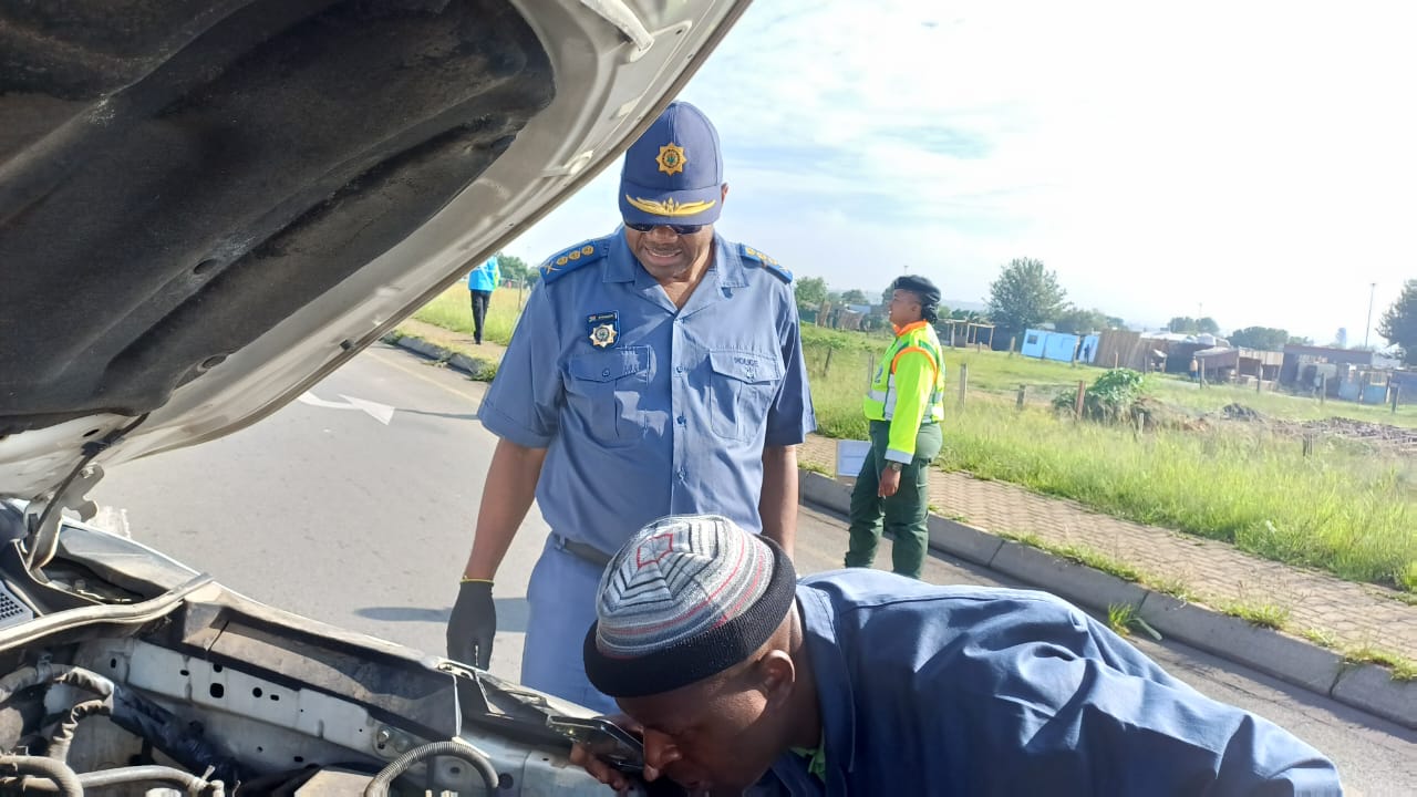 Provincial Commissioner of the Police in Gauteng, Lt Gen Tommy Mthombeni is leading from the front at a roadblock in Roodepoort