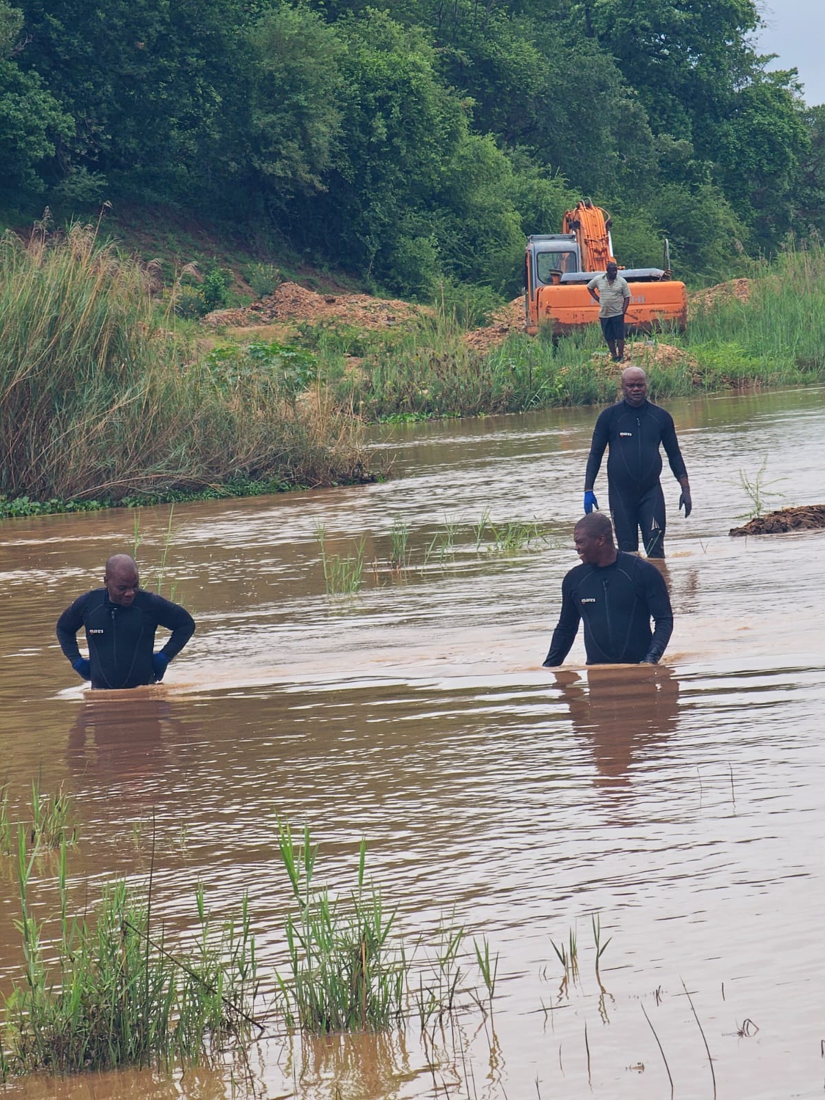 SAPS Search and Rescue Team retrieves the boy's body after crossing the overflowing Ritavi river